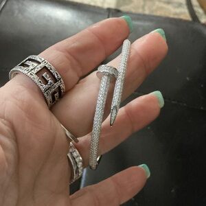 Moissanite’s nail bangle